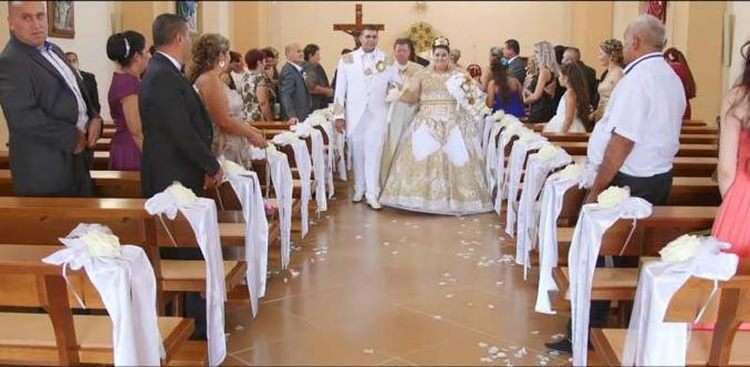 Сім'я нареченої вирішила не економити на весіллі, замовивши дівчині сукню за 200 тисяч доларів. Це в 4 рази більше, ніж було витрачено на саме чотириденне весілля.