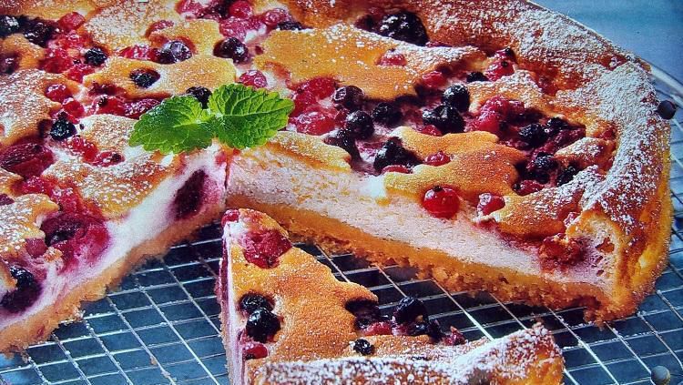 Запашний та гарний відкритий пиріг з ягодами. Така випічка має яскравий ягідний смак.