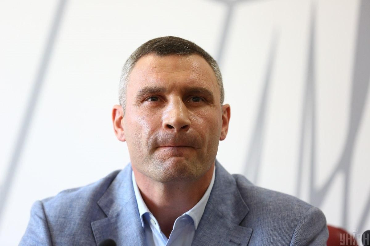 Кабмін одноголосно схвалив звільнення Кличка з посади голови КМДА. Кличко вважає антиконституційними дії щодо позбавлення його повноважень голови КМДА.