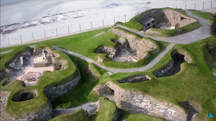 Випадково було знайдено стародавнє поселення віком близько 5000 років. Люди посунули камінь і знайшли потаємний вхід.