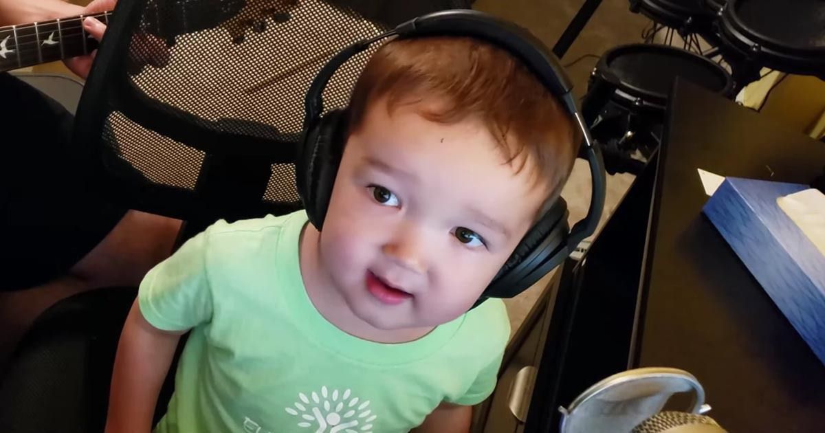 2-річний малюк заспівав пісню самого Елвіса Преслі та вразив Інтернет. Тільки послухайте!. Диво-дивне.