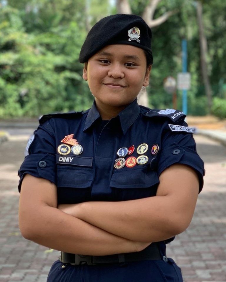 15-річна сингапурка стала справжньою героїнею, врятувавши життя літній жінці, яку збив автобус. Дівчинка мала необхідні знання, щоб допомогти постраждалій.