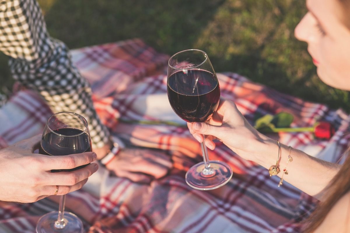 Хто знав, що алкоголь може бути секретом щастя? Найщасливіші пари – ті, де чоловік і дружина п'ють разом. Результати дослідження.