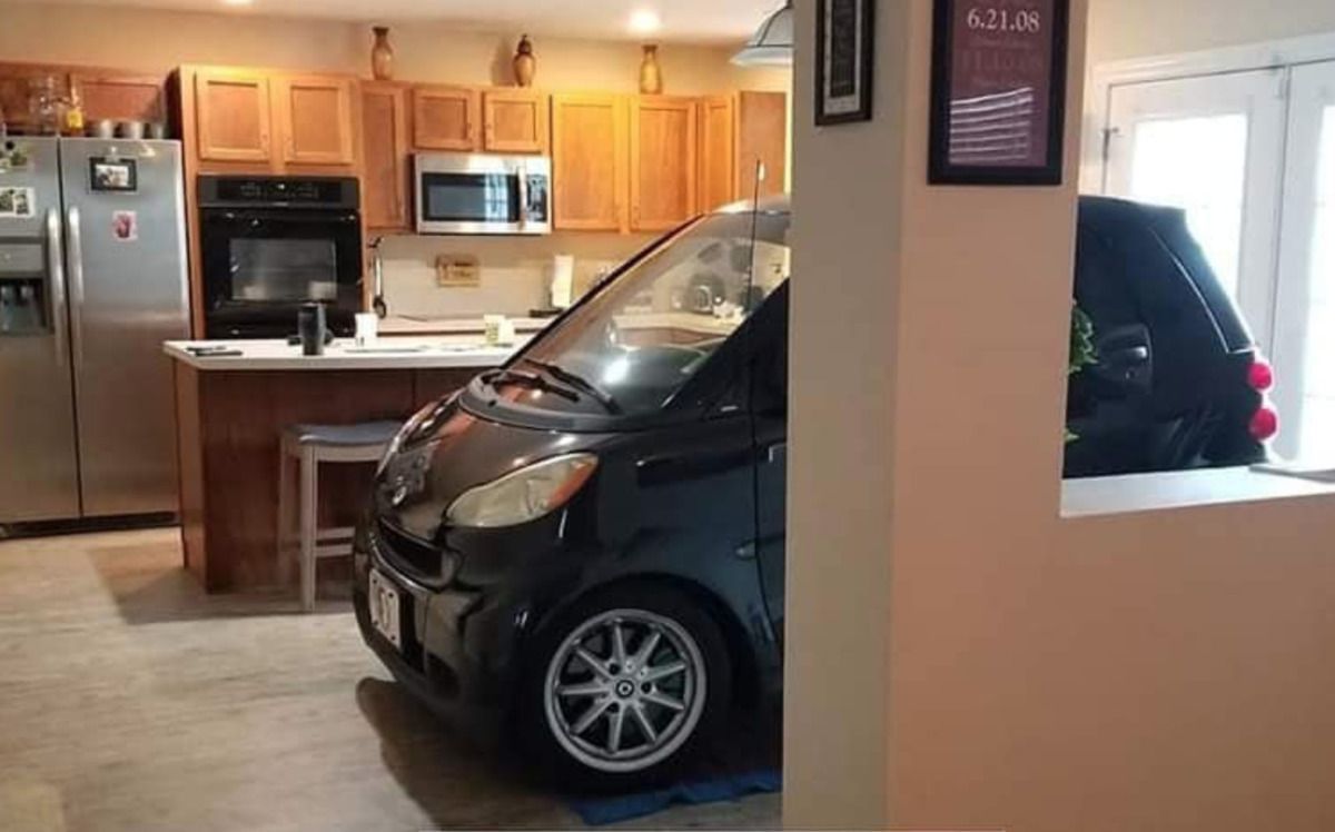 Чоловік припаркував машину на кухні, щоб захистити її від урагану. Американець оригінальним способом врятував свій Smart.