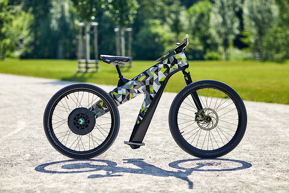 Skoda випустила унікальний велосипед без педалей. Skoda випустила велосипед з функціями скутера і самоката.