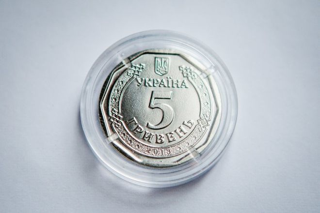 НБУ вводить в обіг нову монету номіналом 5 гривень. Нові монети будуть введені в обіг вже цієї осені та замінять паперові гроші відповідного номіналу.