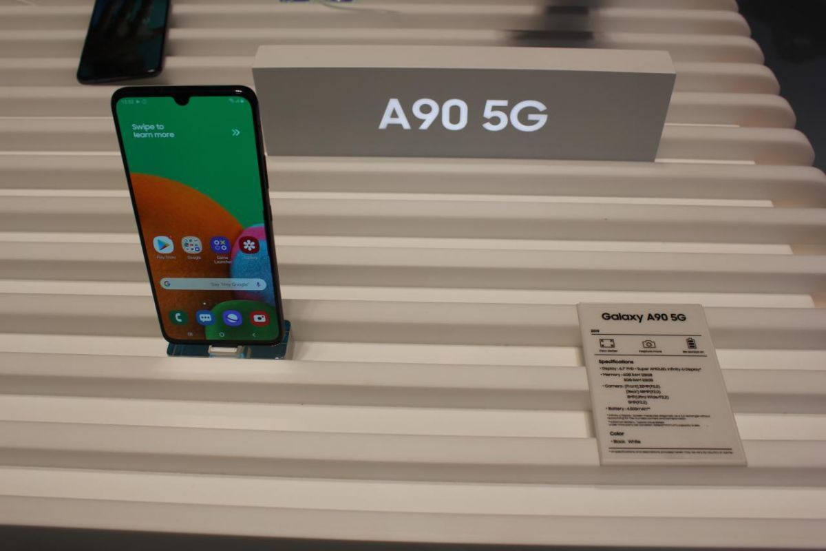 Samsung презентувала новинки: смартфон з 5G і Galaxy Fold. Тепер же відвідувачам IFA 2019 офіційно представили бюджетну модель Galaxy A90 5G.