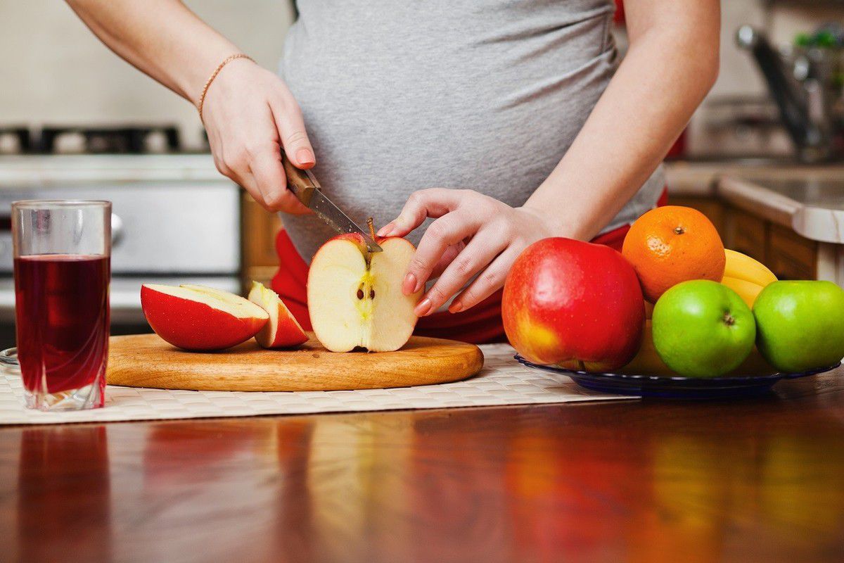 Прості, але важливі рекомендації щодо харчування під час вагітності. Їсти за двох — не є правильно.