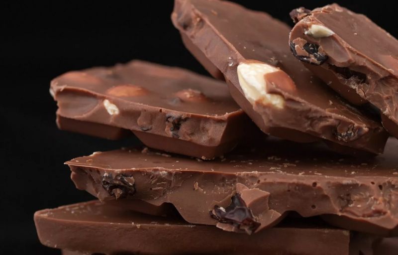 Деякі факти про користь та шкоду шоколаду для людей. Варто знати, чого очікувати від цього продукту.