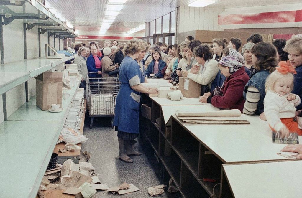 Анекдот дня: Радянські часи. Жінка після роботи біжить в магазин, стає в чергу за ковбасою, потім за сиром. Оце так жінка!