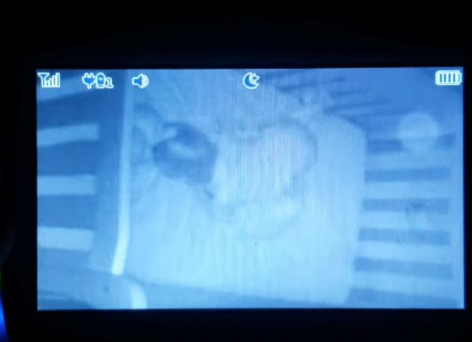 Батьки записали на камеру відеоспостереження, як щось невидиме тягне дворічного хлопчика за ногу, поки він спить. Вони впевнена, що це якась істота.