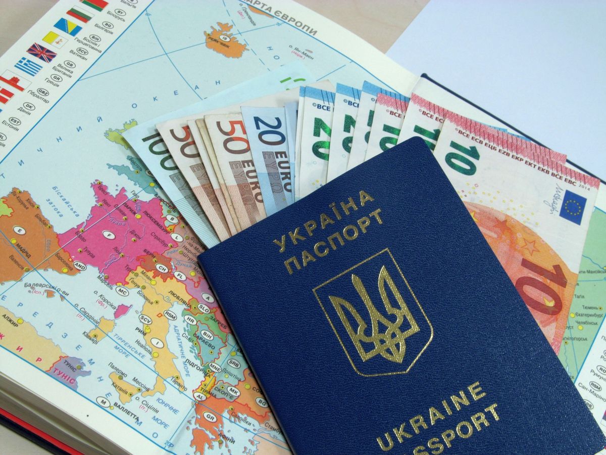 Українці отримали можливість отримати банківські послуги за закордонним паспортом. Таким чином, для ідентифікації особи мати з собою внутрішній паспорт не потрібно.