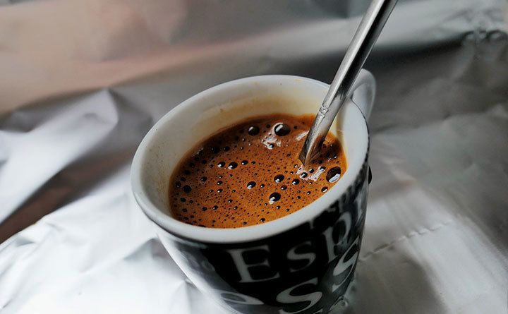 Медики розповіли, кому протипоказано пити каву. Інколи лікарі радять ставитися до вживання цього напою з обережністю.