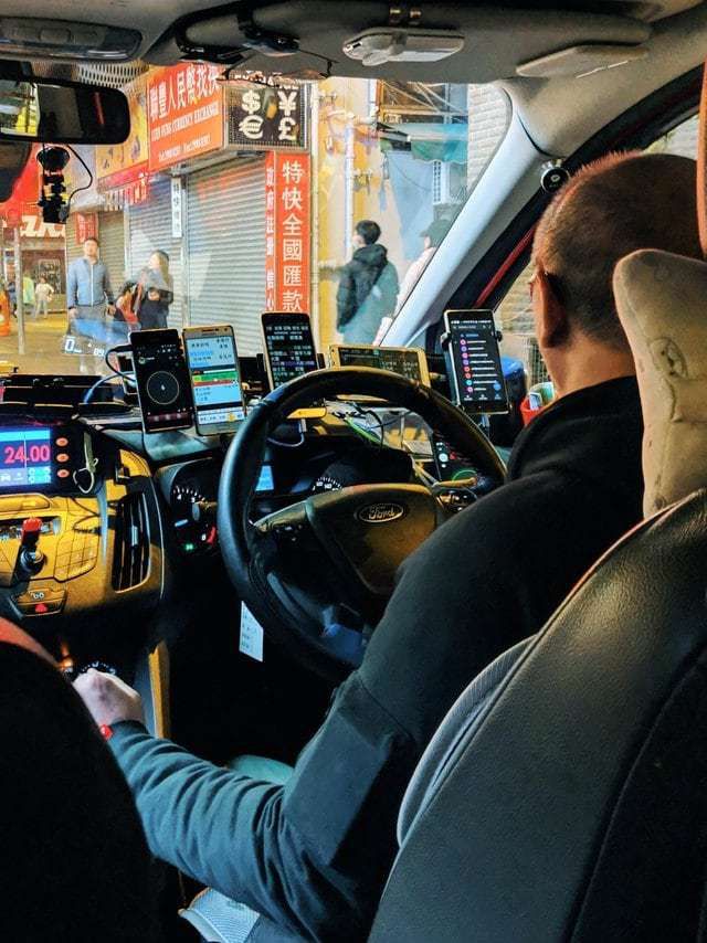 Фотодокази того, що іноді таксі — це не тільки транспорт, але ще й атракціон. Якщо вам нудно — сідайте в таксі. Там весело!