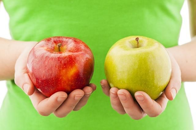 Зелені або червоні: які яблука корисніше додати у свій раціон. Ми розповімо про шкоду і користь цього популярного фрукта.