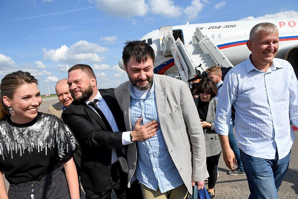 Як звільнені росіяни прилетіли з України до Москви. 35 полонених росіян, які перебували у в'язницях України, повернулися додому.