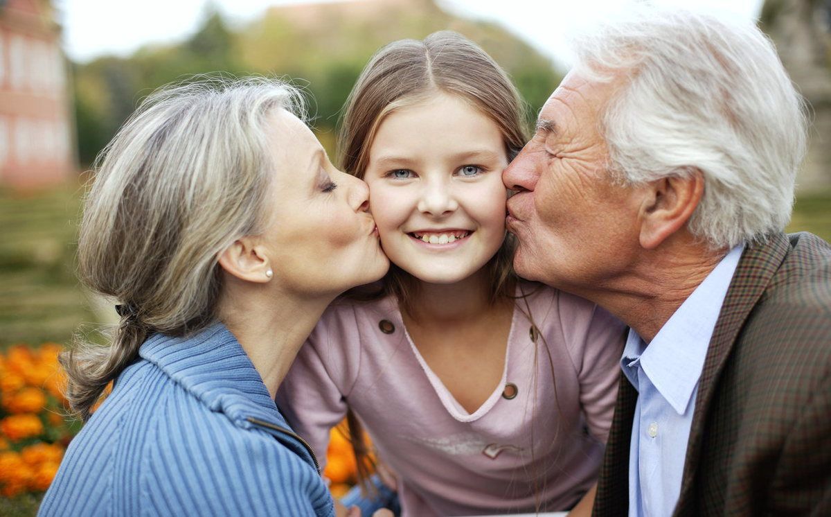 Їх любов безкінечна: турбота і підтримка бабусь і дідусів надають благотворний вплив на онуків. Про це свідчать численні наукові дослідження.