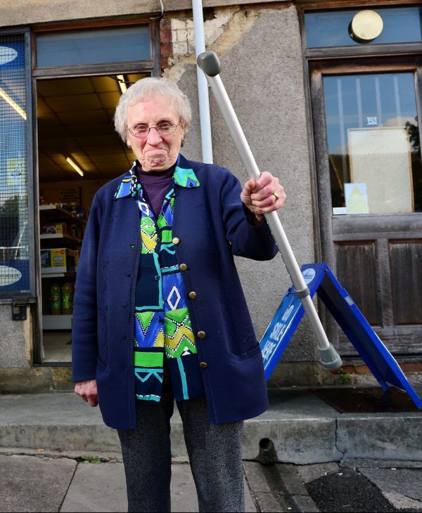 82-річна господиня магазину, завзято захищаючи свій бізнес, відлупцювала грабіжника тростиною. Такій сміливості бабусі можна позаздрити.