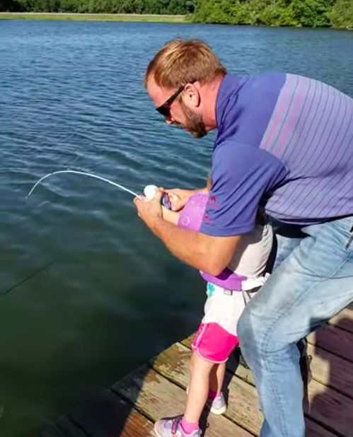 4-річна дівчинка спіймала 15-кілограмову рибу на дитячу вудку і це неймовірний улов. Їй можна тільки позаздрити.