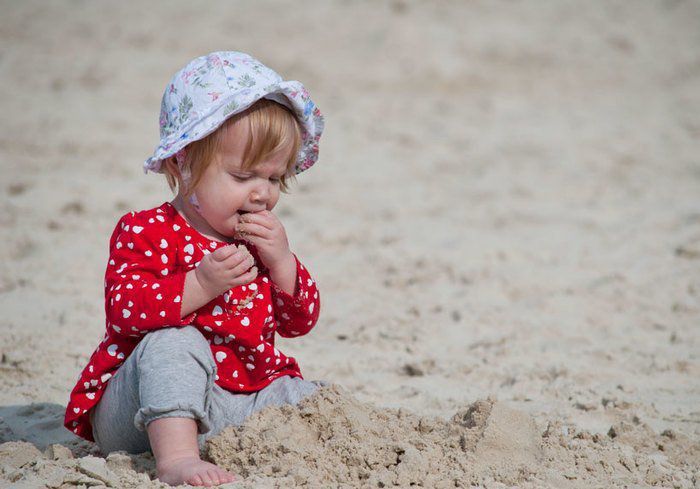 З якої причини дитина воліє їсти пісок. Дитина може так чинити з декількох причин.