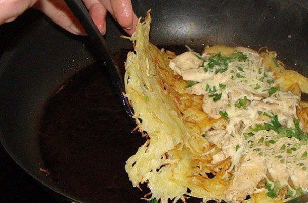 Курочка в ажурі з картоплі — страва, яка не має суперників. Спробуйте приготувати!