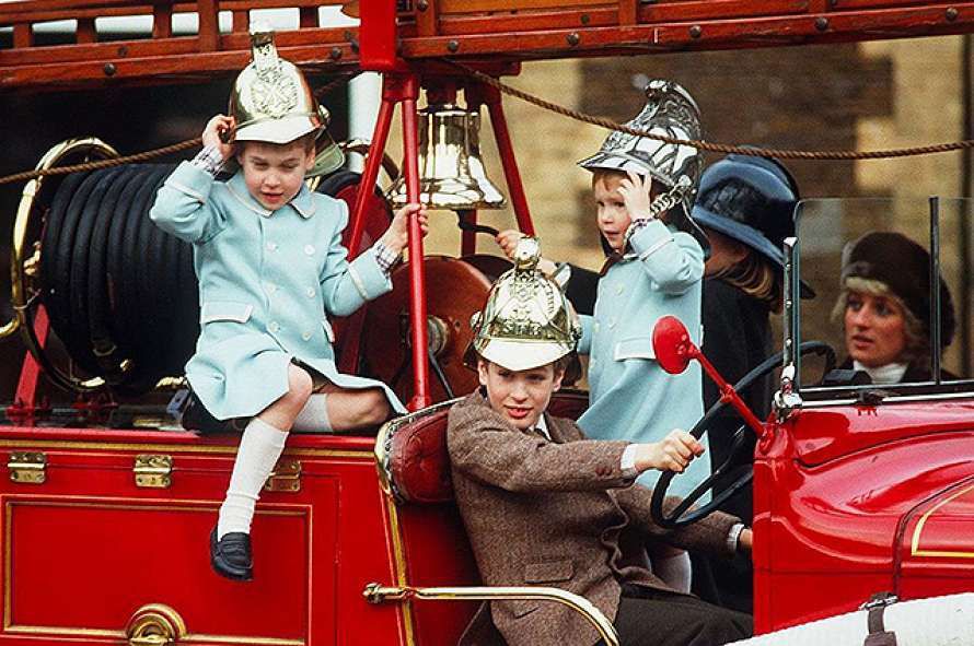 У соцмережі з'явилася рідкісна архівна фотографія принцеси Діани з дітьми. Знімок був опублікований на офіційній сторінці Кенсінгтонського палацу в Instagram з нагоди свята поліції, пожежників і медиків.