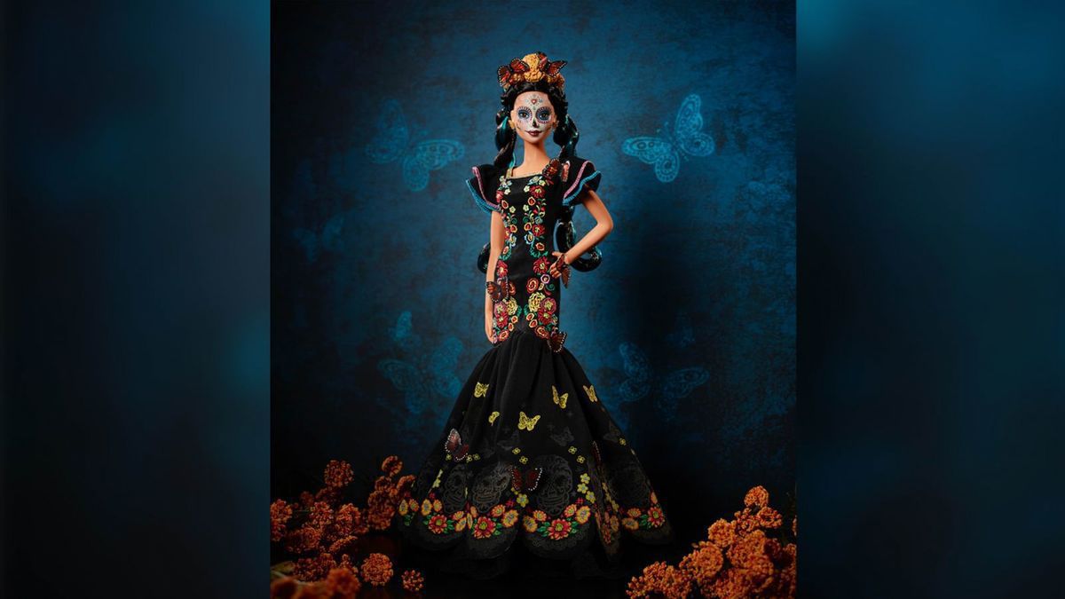 Mattel випустить спеціальну лімітовану Барбі до традиційного мексиканського свята Дня Мертвих. Сукня ляльки прикрашене черепами, а на обличчі – традиційний макіяж Катріна Калавера.