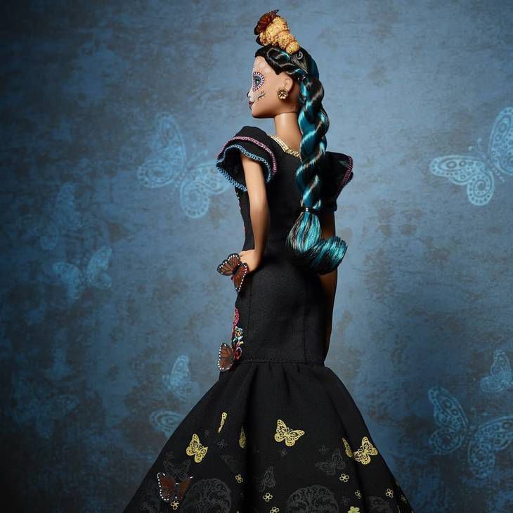 Mattel випустить спеціальну лімітовану Барбі до традиційного мексиканського свята Дня Мертвих. Сукня ляльки прикрашене черепами, а на обличчі – традиційний макіяж Катріна Калавера.