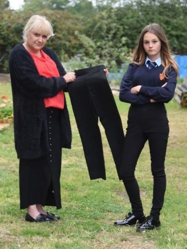 Дівчинка прийшла до школи у нових брюках, але вчителі присоромили її, і сказали, що одяг "не такий". Виявилося, що вимоги до шкільного одягу змінилися.