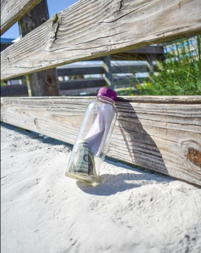 Патрулюючи пляж, поліцейська знайшла закриту пляшку із грошима та ще одним дивним вмістом. Жінка виконала те, про що писалося у листі, який знаходився у пляшці.