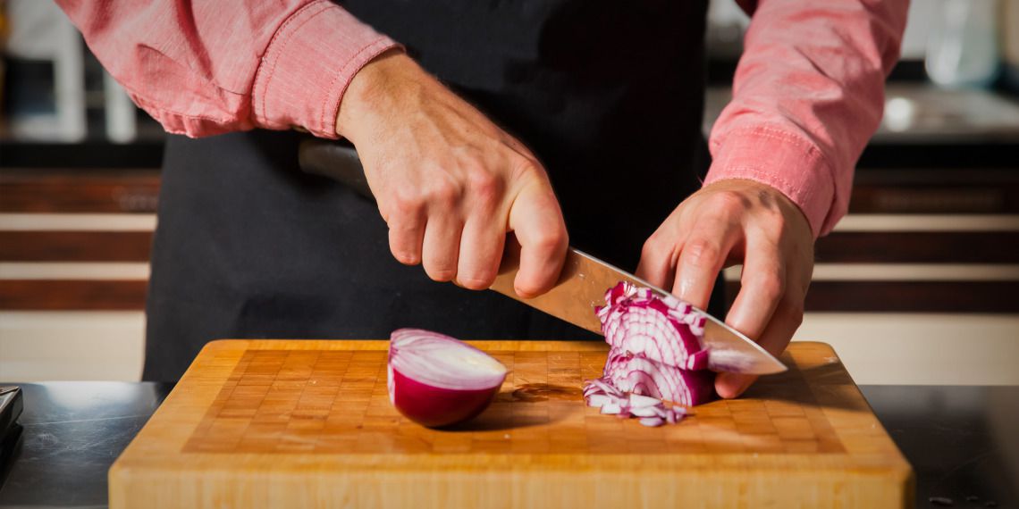 А ви знали, що перед приготуванням цибулю потрібно класти в морозилку? Цей лайфхак добре працює. В чому ж секрет — читайте в матеріалі.