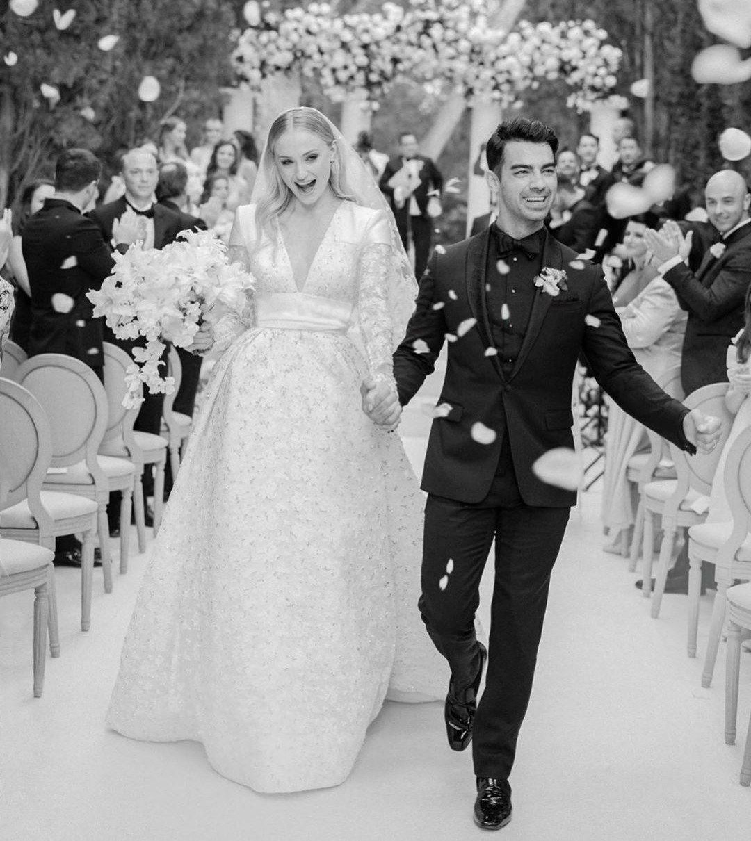 Весільна сукня нареченої, на яку у Louis Vuitton пішло 350 годин. Ви тільки подивіться, як виглядає цей шедевр.