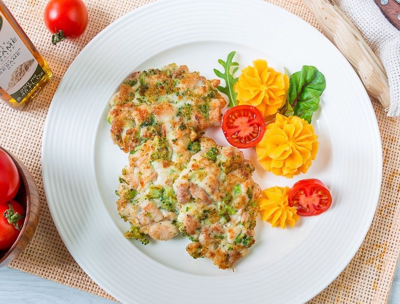 Апетитні курячі оладки з броколі: корисна страва для школяра. Виходить і смачно, і корисно, і ситно.