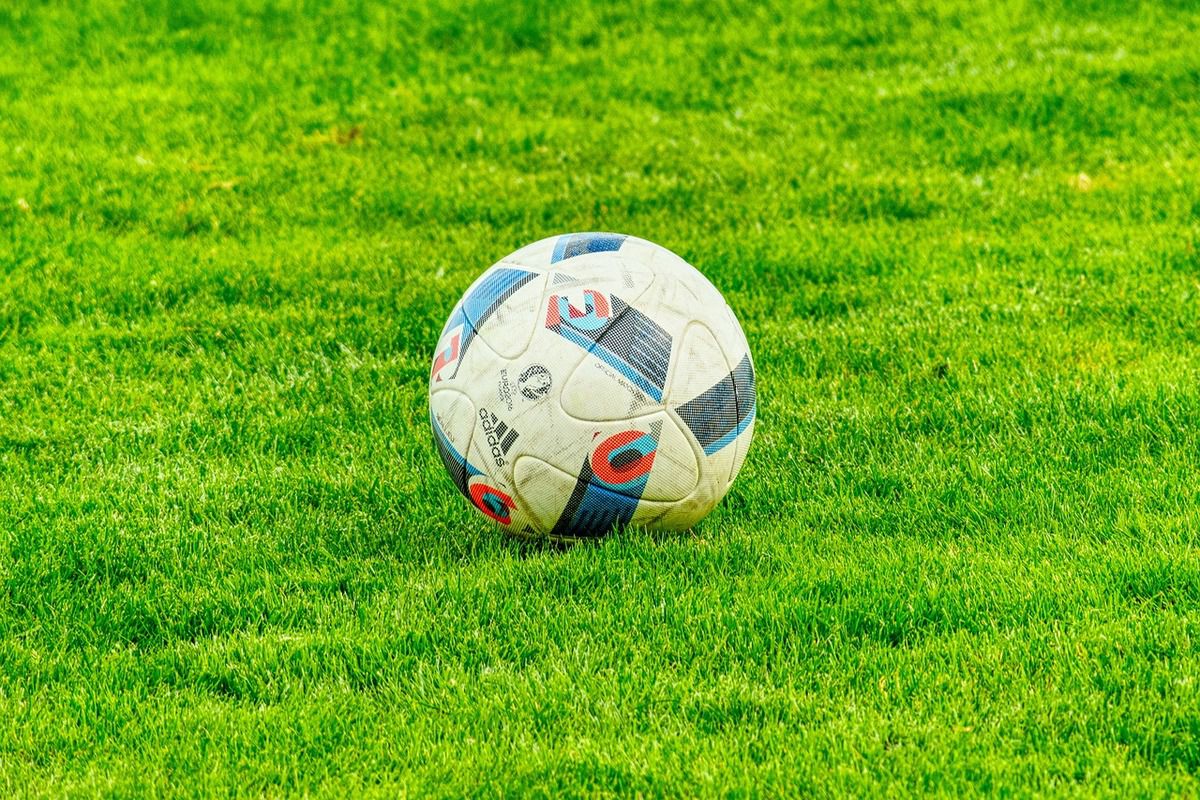 Вболівальники англійської команди Вест Хема визнали гол Ярмоленка кращим. Гол українського півзахисника Андрія Ярмоленка виграв у голосуванні вболівальників Вест Хема на кращий забитий м'яч команди в серпні.