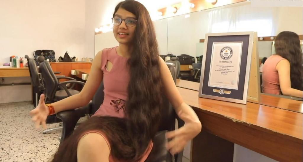 Після невдалої стрижки у 6 років дівчинка вирішила відрощувати волосся і досягла справжнього рекорду з його довжини. Дівчинка досягла мети і така наполегливість варта поваги.
