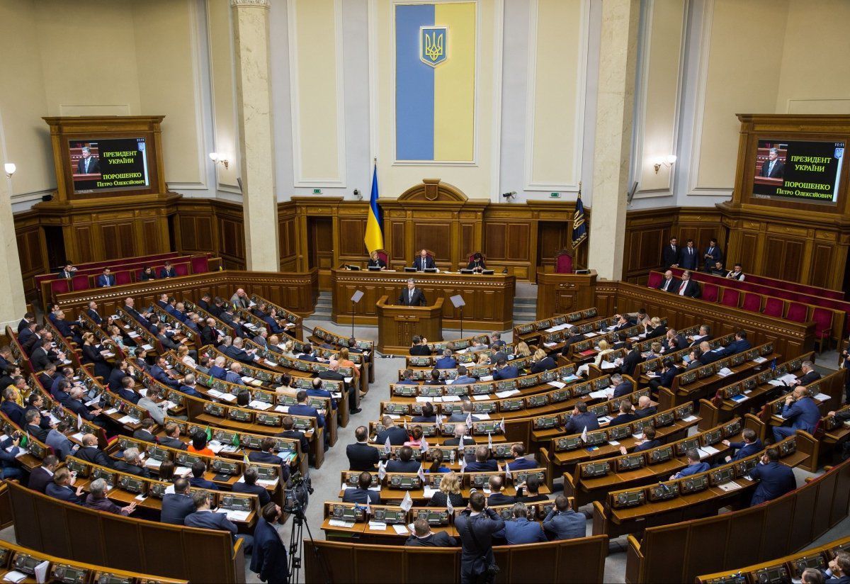 Українських депутатів будуть штрафувати за прогули засідань. Даний законопроєкт підтримали 288 чиновників.