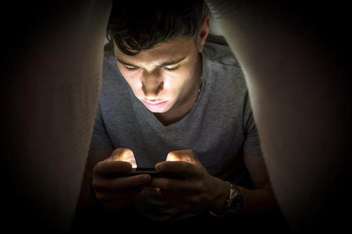Небезпека, про яку багато хто не знає: як світло від смартфона впливає на тіло і мозок. Задумайтеся, можливо варто скоротити час, проведений за гаджетами?