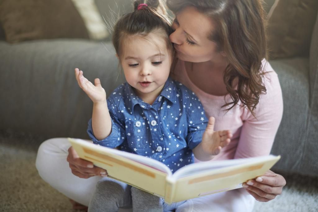 Коли варто починати вчити дитину читати і як це правильно робити. Щоб починати цей процес, варто знати певні особливості дитини.