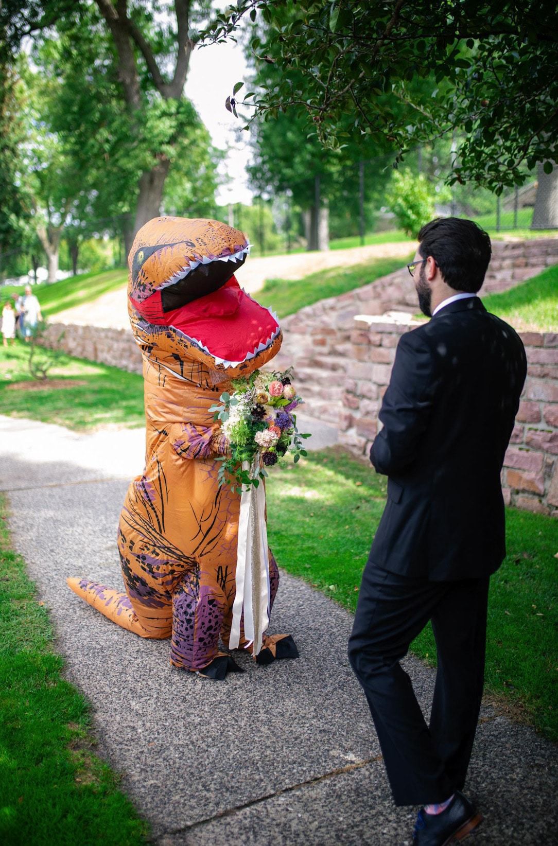 Наречена одягла на весілля гігантський костюм тиранозавра рекса замість шикарного плаття. У них було дуже холоднокровне весілля.