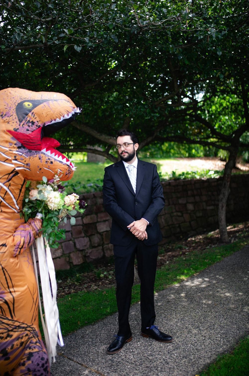 Наречена одягла на весілля гігантський костюм тиранозавра рекса замість шикарного плаття. У них було дуже холоднокровне весілля.