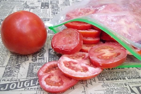 Як заморозити помідори на зиму: три простих способи заморожування і зберігання томатів. Як правильно заморозити томати — про три простих способи заморожування і зберігання помідорів, читайте далі.