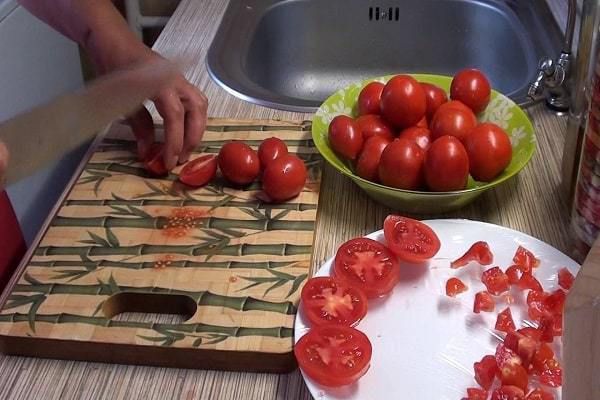 Як заморозити помідори на зиму: три простих способи заморожування і зберігання томатів. Як правильно заморозити томати — про три простих способи заморожування і зберігання помідорів, читайте далі.