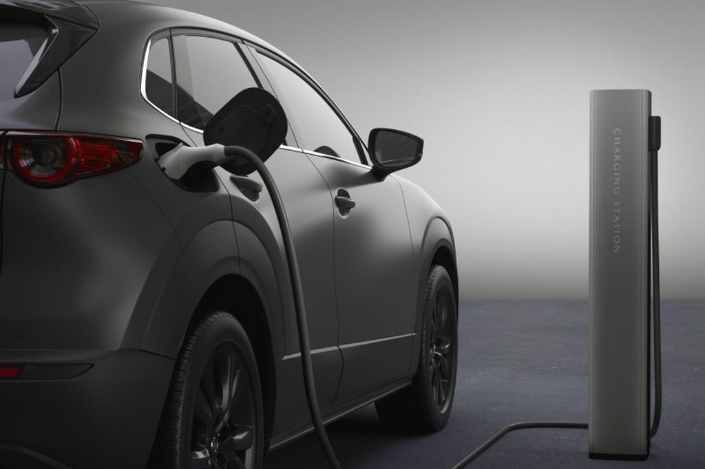 Mazda представить свій перший електромобіль. Тестовий автомобіль, вже проходять випробовування.