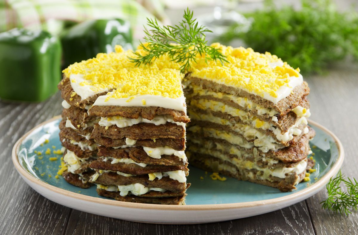 Печінковий торт: покроковий рецепт смачної закуски. Спірний витвір кулінарного мистецтва, але смачний і від того страшно популярний.