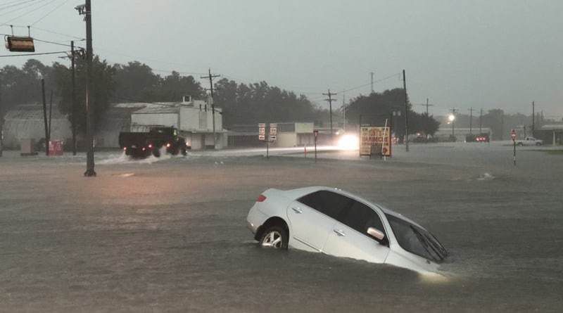 Повінь у США спустошив деякі райони Техасу, є загиблі, десятки алігаторів плавають біля порогів будинків. Губернатор штату оголосив надзвичайний стан.