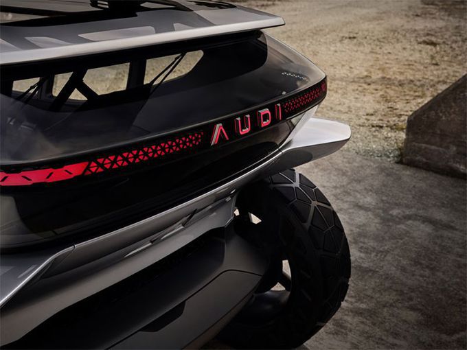 Компанія Audi представила позашляховик з дронами замість фар. Цей чудо-автомобіль справжня знахідка для любителів екстремальних подорожей.