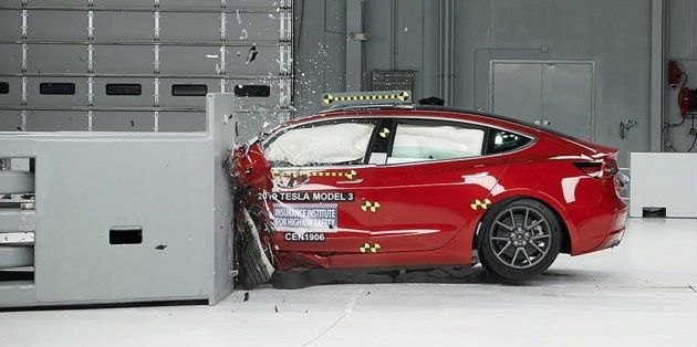 Електрокар Tesla Model 3 увійшов до числа найбезпечніших авто. Втім, недоліки у моделі все ж є.