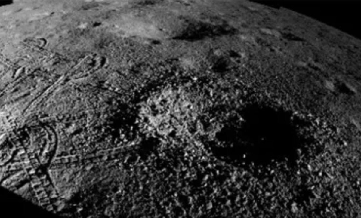 Місячний апарат Yutu-2 отримав перші знімки незвичайної речовини, знайденої на Місяці. Зображення дивної речовини.