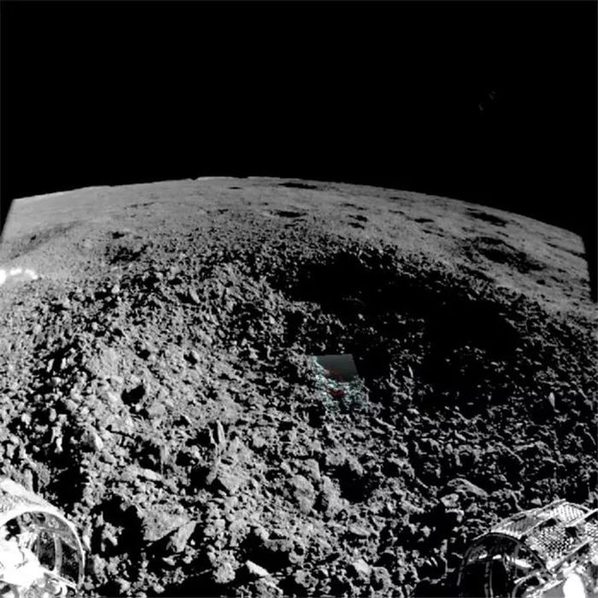 Місячний апарат Yutu-2 отримав перші знімки незвичайної речовини, знайденої на Місяці. Зображення дивної речовини.
