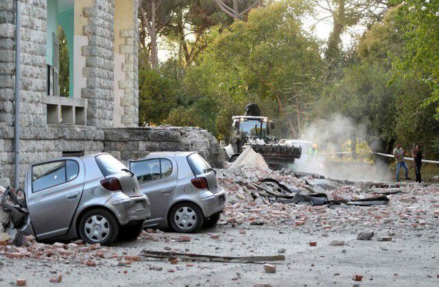 В Албанії стався потужний землетрус. Албанію сколихнув потужний землетрус.